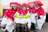 Man sieht eine Familie, die in Pilzkostümen Karneval feiert. 