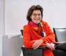 Eine Frau lächelt in die Kamera