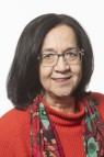 Porträtfoto von Martina Zsack-Möllmann mit schulterlangen, schwarzen Haaren, Brille, rotem Pullover und buntem Halstuch. Sie lächelt in die Kamera.