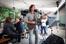 Man sieht einen Mann mit einer Gitarre, der singt.