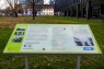 Blick auf ein Pult, das Informationen über die Verbrechen der NS-Zeit gibt.