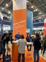 Man sieht den gut besuchten Stand von LVR und LWL in der Messe Düsseldorf auf der Rehacare. 