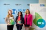 Drei Damen stehen vor einem blauen Schild, auf dem "Polizei Krefeld" steht. Rechts im Bild ist ein Roll-Up, auf dem "BEM" und "LVR" steht. 
