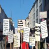 Eine Demonstration, auf der viele Plakate hochgehalten werden.