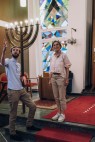 Zwei Menschen stehen in einer Synagoge. 