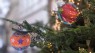 Ein Tannenzweig mit Weihnachtskugeln. 