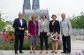 Das Bild zeigt fünf Menschen in einer Reihe. Der Kölner Dom ist im Hintergrund.