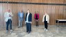 Fünf Personen stehen vor einer braunen Wand. Foto: Mariessa Radermacher/LVR.