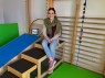 Frau sitzt auf einer Kindertreppe.