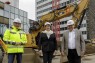 Zu sehen ist ein Gruppenbild der genannten Personen auf einer Baustelle.