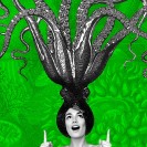 Eine Frau mit einem Oktopus auf dem Kopf, digital eingefügt.