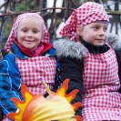 Zwei Kinder mit bunten Laternen in der Hand