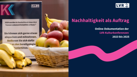 Auf einem Tisch steht ein Korb mit Bananen und &Auml;pfel sowie ein Tischaufsteller. Text: Nachhaltigkeit als Auftrag. Online-Dokumentation der LVR-Kulturkonferenzen 2023 bis 2025