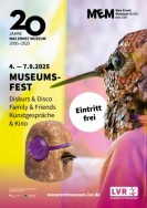 Plakat für das Museumsfest. Text:20 Jahre Max Ernst Museum 2005-2025. 4.7.-7.9.2025 Museumsfest Diskurs & Disko, Family & Friends, Kunstgespräche & Kino. Eintritt frei. Zwei Vogelkopfmasken als Fotografie sind eingefügt.