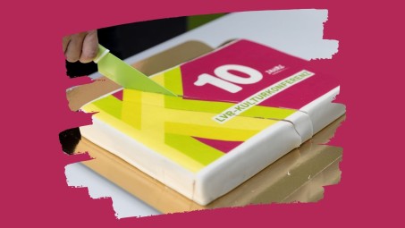 Eine bunte Torte mit der Aufschrift: 10 Jahre LVR-Kulturkonferenz.