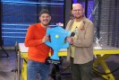 Foto: zwei Moderatoren mit einem blauen Gegenstand in der Hand