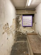 Foto: Blick in eine Zelle hinten ein lila Rahmen