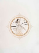Kunstwerk auf dem eine Frau mit überkreuzten Armen zu sehen ist, die über Feuer springt und um die Vögel fliegen. Aus den Rändern zeigen Gewähre auf sie, die von Händen gehalten werden. Sie trägt ein Kleid.
