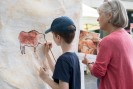 Foto: zwei Menschen an einer Wand malend