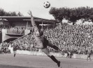 Schwarz weiss Foto: Fußballspieler, der sich nach einem ball streckt