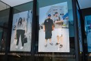 Foto: Blick auf zwei Fotoprojektionen mit zwei stehenden Menschen.