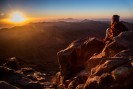 Foto: Pilger auf einem Berg bei Sonnenuntergang
