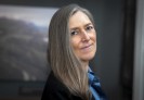 Foto: Die Literaturwissenschaftlerin Dr. Susanne Klingenstein, mit langem braun-grauem Haar und in einer blauen Bluse gekleidet, dreht den Kopf zur Seite in die Kamera