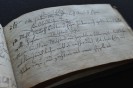 Foto: Aufgeschlagenes Buch mit handschriftlicher Schrift