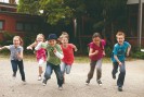 Foto: Kinder, die auf die Kamera zulaufen