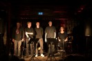 Foto: fünf Männer vor Instrumenten