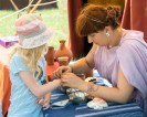 Foto: Eine Frau und ein Kind sitzen bastelnd zusammen