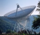 Foto: Satellitenschüssel in einer Landschaft