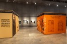Foto: Blick in eine Ausstellung mit zwei Kuben.
