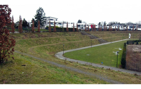 Sicht von der Südterrasse auf die Terrasse der ehemaligen Haupttribüne des Bökelbergstadions mit angrenzendem Wohngebiet