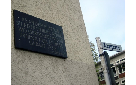 Hauswand mit Gedenktafel; Straßenschild "Kaygasse".