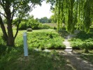 Erzählstation 7 „Furt mit Stele“ des Wassererlebnispfad Pulheimer Bach, Foto: R. Zeese (2011)