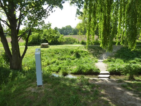Erzählstation 7 „Furt mit Stele“ des Wassererlebnispfad Pulheimer Bach, Foto: R. Zeese (2011)