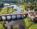 Flusslauf des Ventas mit der landschaftsprägenden Backsteinbrücke. Foto: Interregeurope/S. Kuzmickis