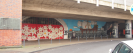 Gedenktafel und Wandgemälde zur Erinnerung an die Edelweißpiraten am Bahnhof Köln-Ehrenfeld. Foto: Julian Weller (2021)