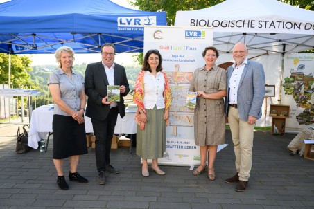 Stadt Land Fluss-Auftakt am 10.09.2023 in Nettersheim mit Dr. Martina Gelhar (LVR-Abteilungsleiterin Kulturlandschaftspflege), Oliver Krischer (NRW-Minister für Umwelt, Naturschutz und Verkehr), Dr. Corinna Franz (LVR-Dezernentin Kultur und Landschaftliche Kulturpflege), Anne Henk-Hollstein (Vorsitzende der Landschaftsversammlung Rheinland) und Guido Kohlenbach (LVR-Fachbereichsleiter Regionale Kulturarbeit) (Foto: Geza Aschoff/LVR)