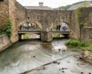 Durchfluss der Erft im Bereich der Stadtmauer von Bad Münstereifel. Die beiden Rundbögen sind Teil der ehemaligen Schoßpforte, dahinter führt die Werkbrücke über die Erft; Foto: Marcel Zanjani / LVR