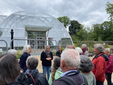LVR-Feierabendspaziergang im Botanischen Garten mit Frau Dr. Tsaliki und Frau Arnold; Foto: Angelika Mikusz / LVR 2024
