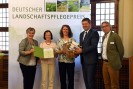 (vlnr) DVL-Vorsitzende Maria Noichl MdEP, Preisträgerin Veronika Neumann, Preisträgerin Dr. Elke Sprunkel, Landwirtschaftsminister Sven Schulze, Laudator Dr. Jan Boomers; Foto: © Deutscher Verband für Landschaftspflege 2024