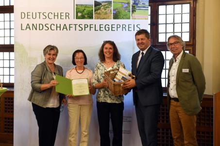 (vlnr) DVL-Vorsitzende Maria Noichl MdEP, Preisträgerin Veronika Neumann, Preisträgerin Dr. Elke Sprunkel, Landwirtschaftsminister Sven Schulze, Laudator Dr. Jan Boomers; Foto: © Deutscher Verband für Landschaftspflege 2024