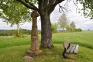 Sandsteinkreuz mit Elsbeere in Ripsdorf; Foto: Annette Schwabe / LVR 2014