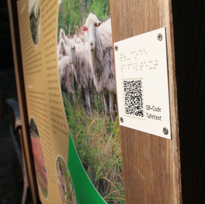 QR-Code und Braille-Schrift, Foto: &copy; Anke Kottsieper / Biologische Station Mittlere Wupper, 2022