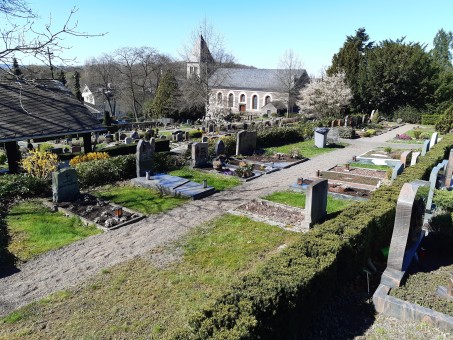 Friedhof Küdinghoven mit Kirche; Foto: Monika Hachtel / Biologische Station Bonn / Rhein-Erft