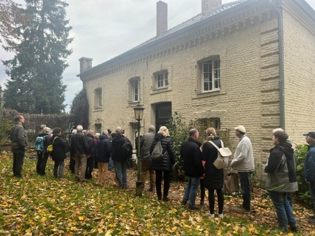 Exkursionsgruppe vor der Lohm&uuml;hle Schloss Wickrath. Foto: Sophie Scheffenborn