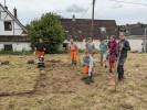 Tatkr&auml;ftige Helfer*innen beim Projekt Lebenslinien (&copy; Biologische Station Oberberg e.V.)