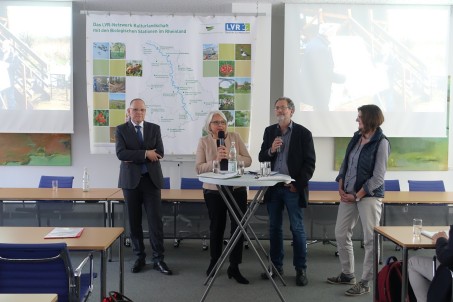 Von links nach rechts: Guido Kohlenbach (LVR), Milena Karabaic (LVR), Mark vom Hofe (LNU) und Heidrun Düssel-Siebert (Dachverband Biologische Stationen NRW) im Gespräch über zehn Jahre LVR-Netzwerk Kulturlandschaft mit den Biologischen Stationen im Rheinland (Foto: Sabrina Ranke, 2017).